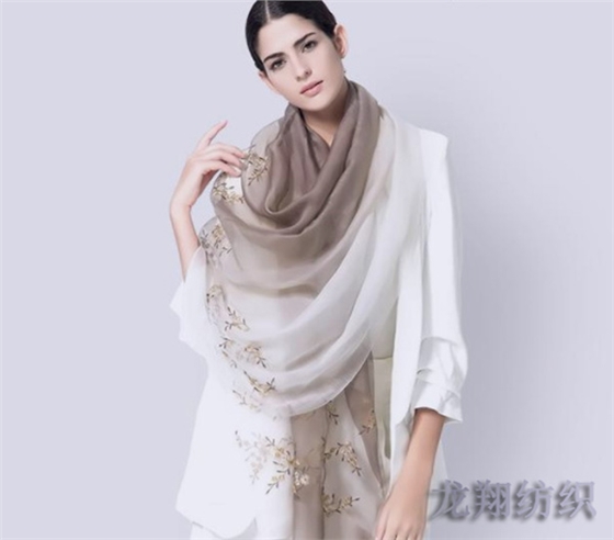 真絲圍巾佩戴