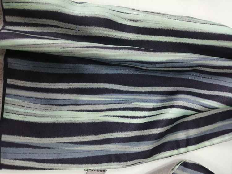 男士簡(jiǎn)約線條圍巾細(xì)節(jié)圖