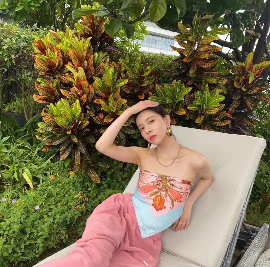 大尺寸絲巾上衣圖