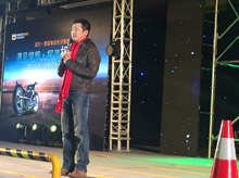 龍翔紡織為莫拉克電動(dòng)車定制年會紅色圍巾